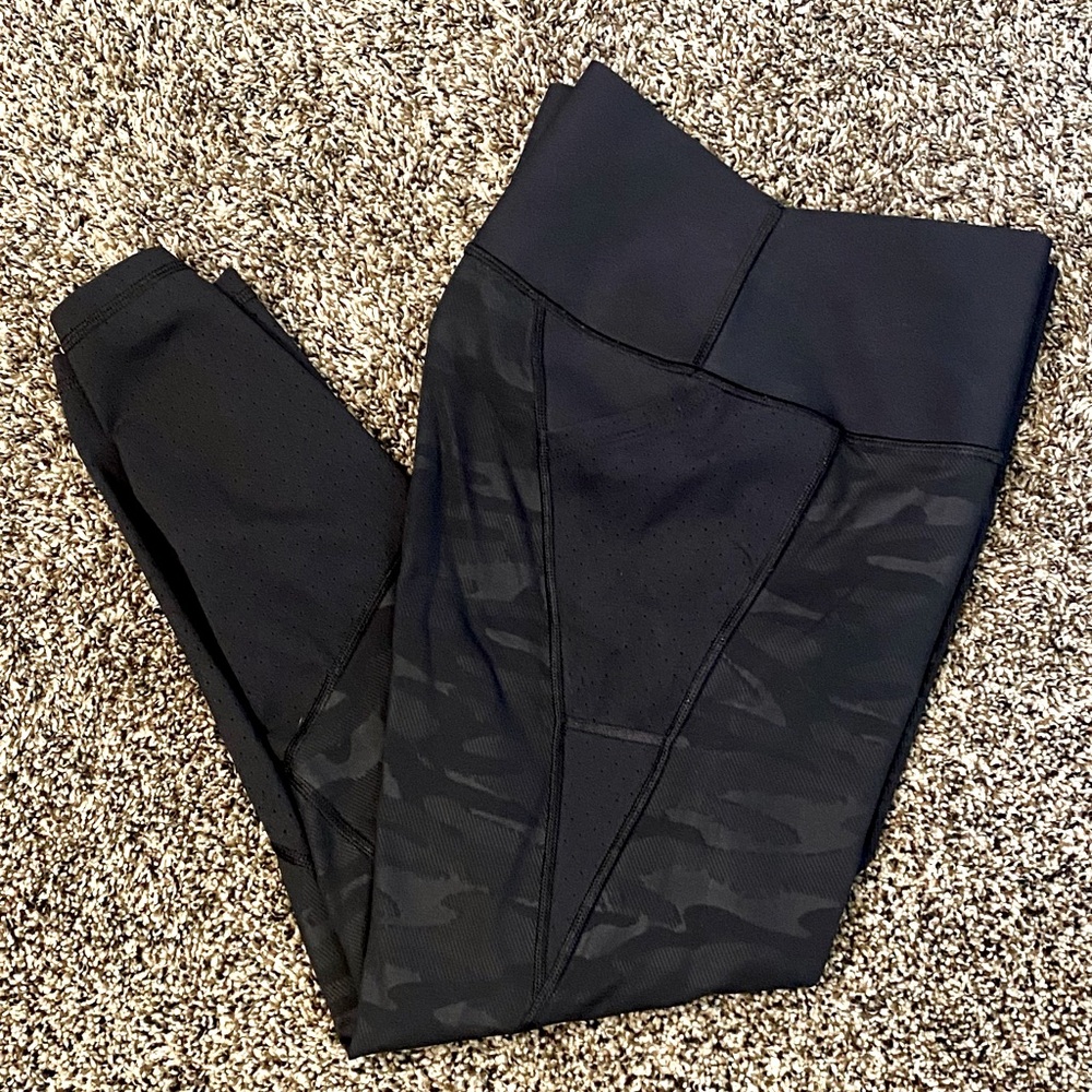 NWOT GAPfit Black Camo & Mesh 7/8 Leggings